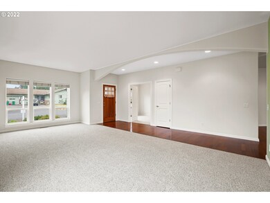 Living Room/Entrance