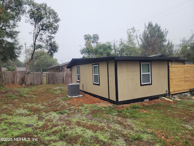 403 S Highland Ave, Green Cove Springs, FL 32043 - photo 2