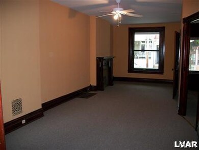 18x11 Living room / dinning room combo w neutral c