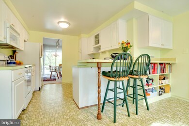 8997 Kildownet Ct, Vienna, VA 22182 - photo 4