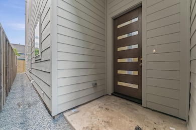 813 Lawrence St, Houston, TX 77007 - photo 3