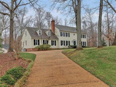 Cul de Sac & circular driveway....can park LOTS of