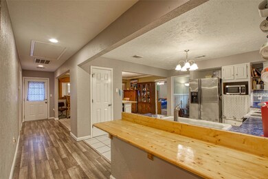Kitchen breakfast bar.