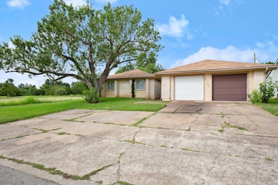 Ranch-style house featuring driveway, a front yar