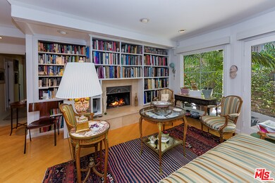 Livingroom with Fireplace
