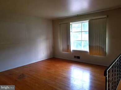 9232 Rolling View Dr, Lanham, MD 20706 - photo 2