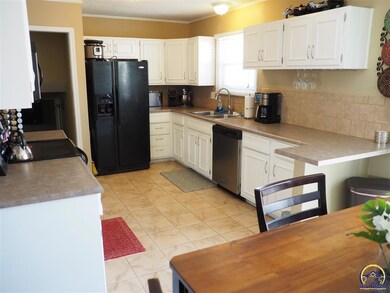 3005 SW Arnold Ave, Topeka, KS 66614 - photo 2