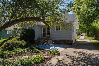 2111 38th St, Des Moines, IA 50310 - photo 3