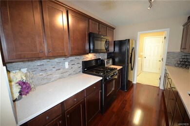 Beautiful upgraded kitchen cabinets, quartz counte