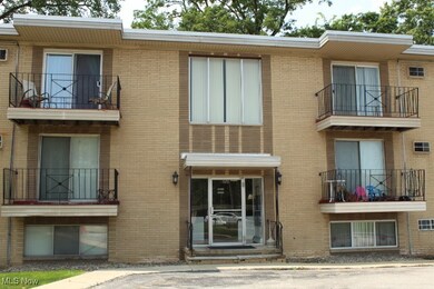 5378 Lee Rd, Maple Heights, OH 44137 - photo 2