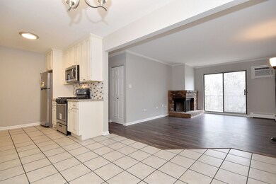 1674 Ishnala Dr unit 202, Naperville, IL 60565 - photo 2