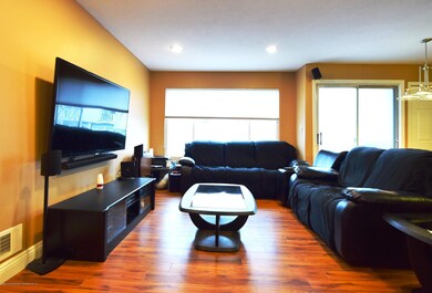 (5) Living Room