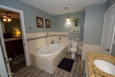 61246 Lenawee Cass Master bath (4)