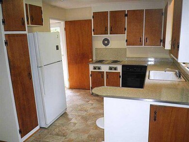 Kitchen Appliances that are included are the refri