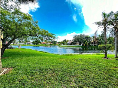 450 Palm Cir W unit 104, Pembroke Pines, FL 33025 - photo 2