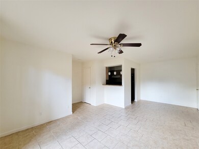 821 E House St unit 106, Alvin, TX 77511 - photo 3