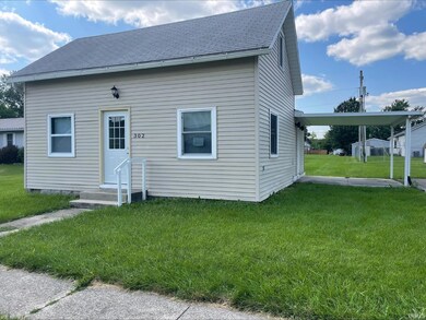 302 W Pleasant St, Churubusco, IN 46723 - photo 2