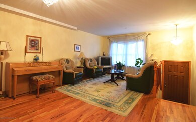 (4) Living Room