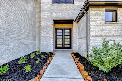 Follow the beautifully landscaped pathway, accente