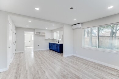 207 Betral St unit B, Houston, TX 77022 - photo 2