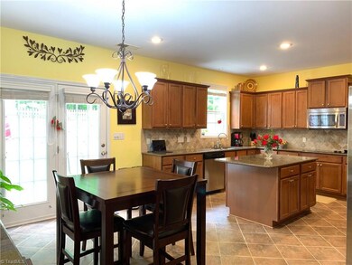 Eat-in kitchen/breakfast area.