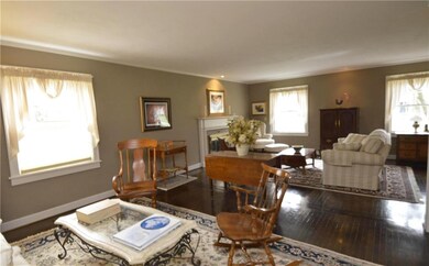 Spacious 27.9 x 19 living room