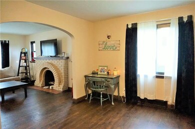 Arched opening with an open floor plan from the li