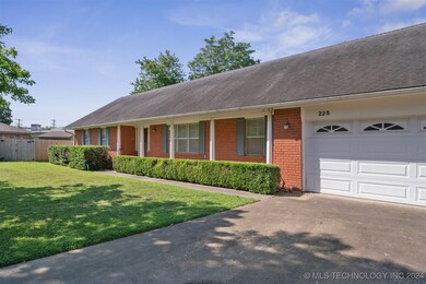 225 N Choctaw Ct, Claremore, OK 74017 - photo 2