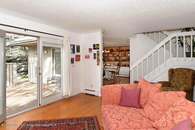 LR view toward kitchen