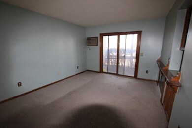 Case 263-387394 - 911 North 2A - Living