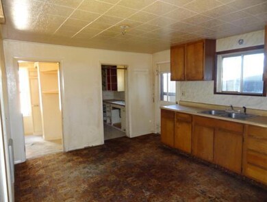 138 W Center St, Parowan, UT 84761 - photo 6