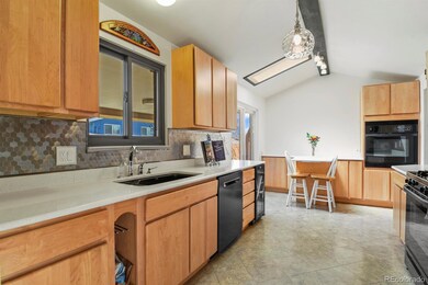 Eat in kitchen with 2 ovens!