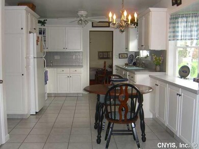 Kitchen. Country Kitchen newly re-modeled, ample c