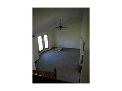 Bright living room w/new carpet!