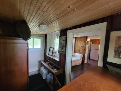 Cozy cottage overlooking Center Lake