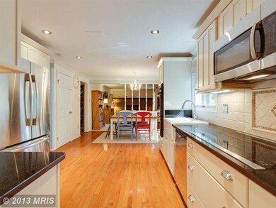 8409 Woodford Ct, Vienna, VA 22182 - photo 7