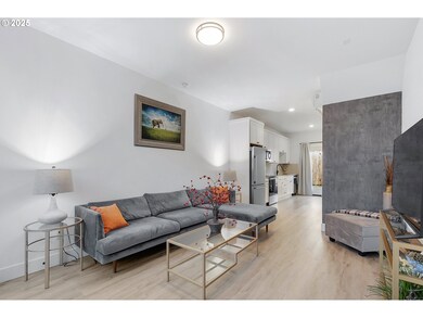 Living Room/Entrance