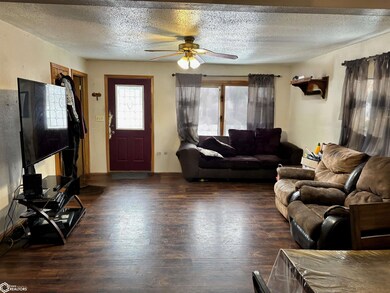 128 Hickory Dr, Columbus Junction, IA 52738 - photo 3