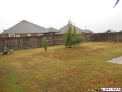 Features large backyard.