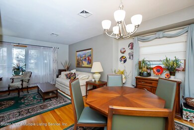 (6) DINING ROOM
