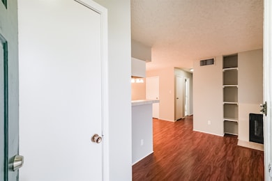 This condo is move in ready! Nice laminate floorin