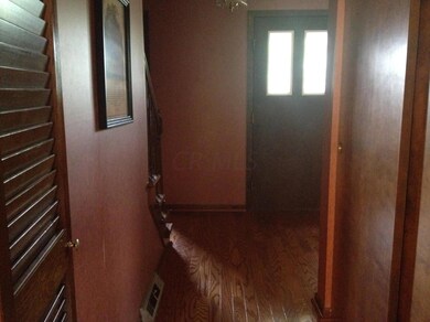 HALLWAY ENTRANCE W/ HARDWOOD FLOOR