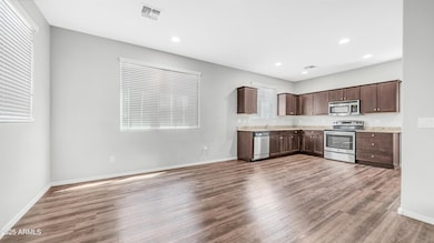 Kitchen & Dining