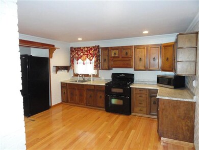Open concept between kitchen and living room. Do n