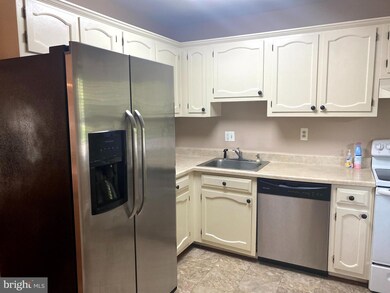 9826 Oakdale Woods Ct, Vienna, VA 22181 - photo 4