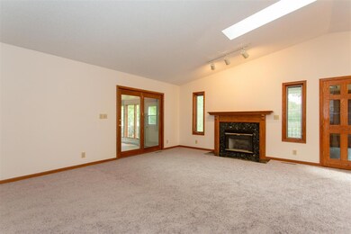 2213 W 8th St, Cedar Falls, IA 50613 - photo 3