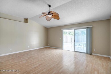 1069 Ardmore St-12