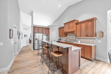 (4) 6155 GRAEBEAR TR. Kitchen
