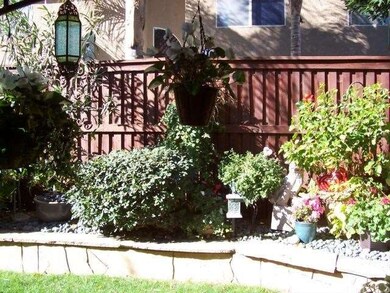 Little sitting wall to do your gardening!