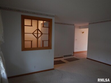 2142 W 38th St, Davenport, IA 52806 - photo 6